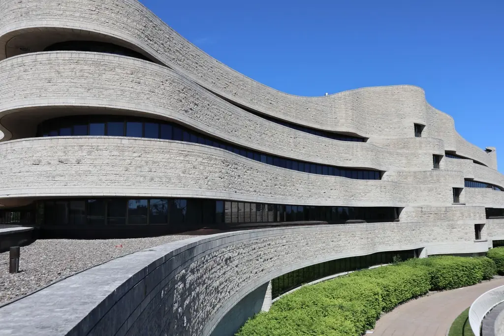 Wavy architectural design of the Canadian Museum of History in Gatineau, Quebec