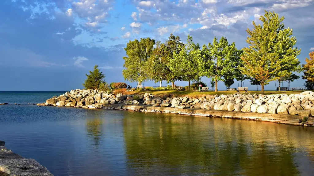 Lakefront scene with trees and rock formations in Collingwood, Ontario